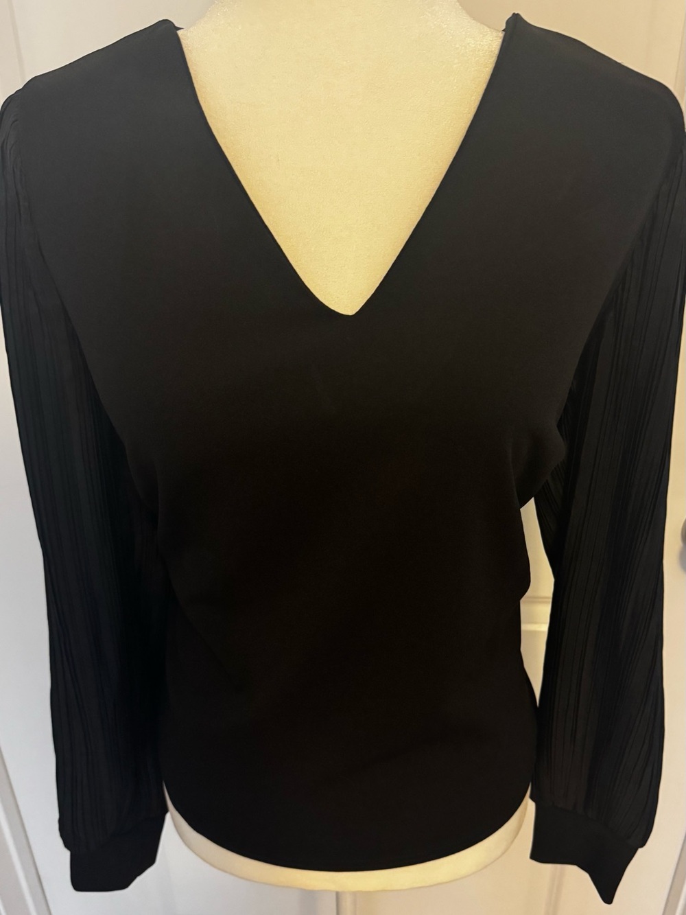 MELLODAY Black V-Neck Long Sleeve Pleated-Sleeve Top